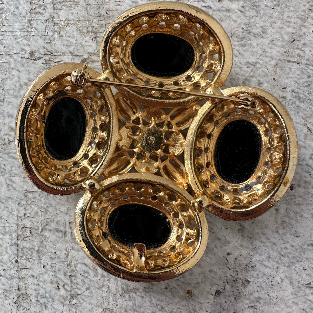 Vintage 70s Faux Pearl Simulated Onyx Gold Tone Maltese Cross Brooch - Picture 4 of 6
